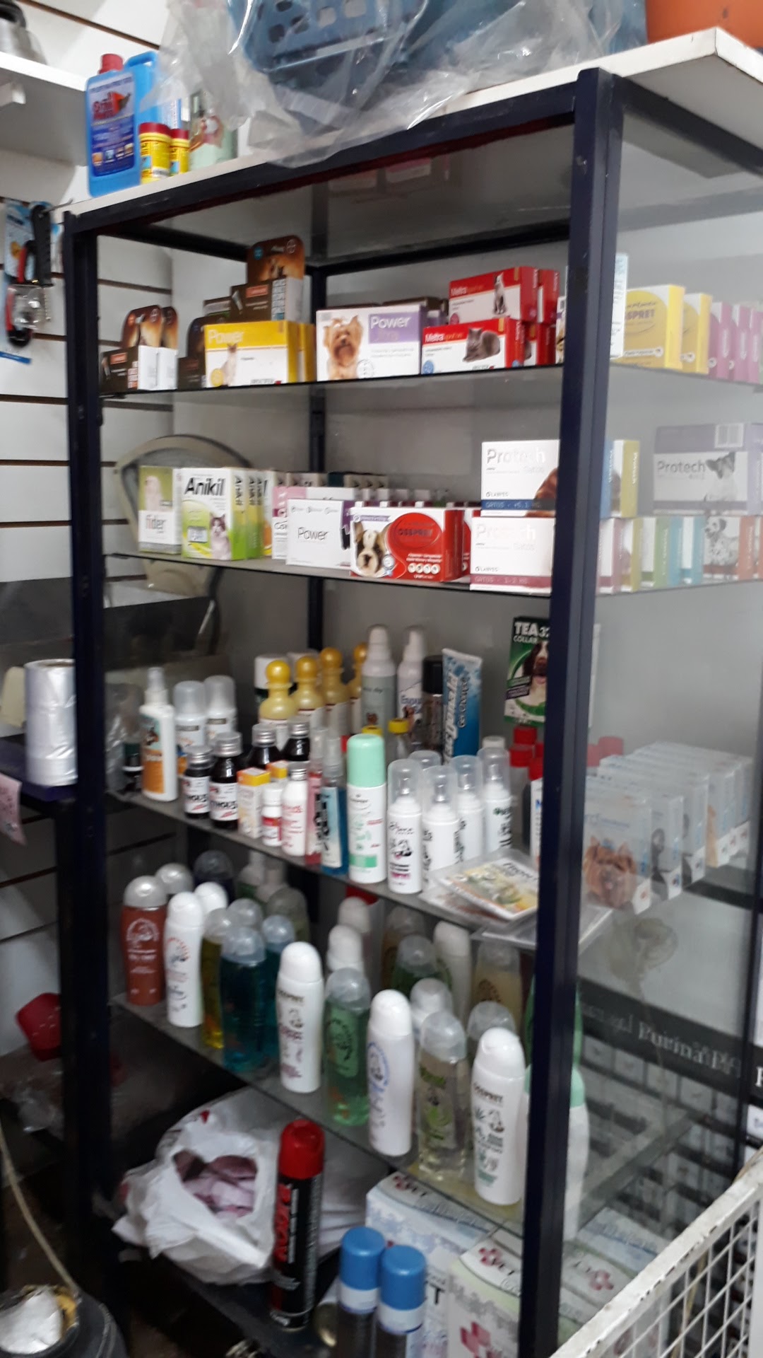 Estantería con productos veterinarios